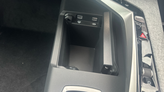 Peugeot 3008 157kW Allure 73kWh 5dr Auto Electric Estate - Image 30